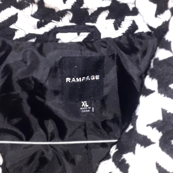 Stylish Black and White Houndstooth Coat - Picture 3 of 6